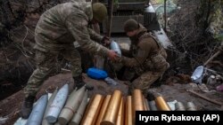 Soldați ucraineni pregătesc obuze de obuziere autopropulsate în Ceasiv Iar, 11 mai.