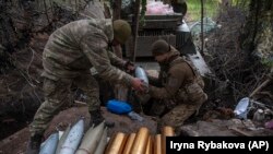 Ushtarët ukrainas përgatisin predha në Chasiv Yar, një fushëbetejë në rajonin e Donjeckut të Ukrainës, më 11 maj.