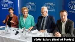 Az Európai Parlament Költségvetési és Ellenőrző Bizottságának tagjai sajtótájékoztatót tartanak Budapesten 2023. május 17-én. A képen balról: Lara Wolters, Monika Hohlmeier, Petri Sarvamaa és Daniel Freund