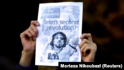 Kultna slika Ahmada Batebija kako drži krvavu košulju tokom iranskih studentskih protesta 1999. i dalje se pojavljuje na demonstracijama, poput ove 2002. godine.