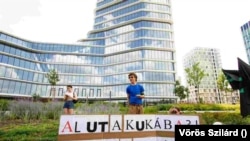 A hulladékpiacon működő cégek vezetői és alkalmazottai tüntetnek a Mol ellen Budapesten, az olajcég székháza előtt 2023. július 14-én