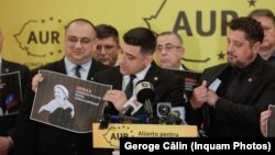 Liderul Alianței pentru Unirea Românilor, George Simion (centru), a avut în ultimii ani, reacții critice la adresa conducerii Ucrainei în legătură cu etnicii români din această țără.