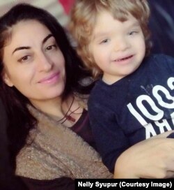 Nelli Syupyur me djalin e saj pas arritjes në Gjermani.