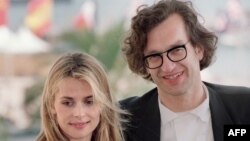 Германският режисьор на представянето на неговия филм "Толкова далеч, толкова близо" в Кан през 1993 г., заедно с актрисата Настасия Кински, с която играят и в "Париж, щата Тексас"