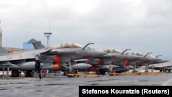 Avionët francezë Rafale. Kroacia ka avionë të tillë dhe Serbia po ashtu ka blerë lloje të tilla fluturakesh. 