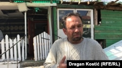 Sale Beriša, meštanin romskog naselja "Antena" na Novom Beogradu, ispred svoje kuće.