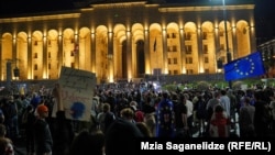 საპროტესტო აქცია "აგენტების კანონის" წინააღმდეგ, პარლამენტთან. 2 მაისი, 2024 წელი.