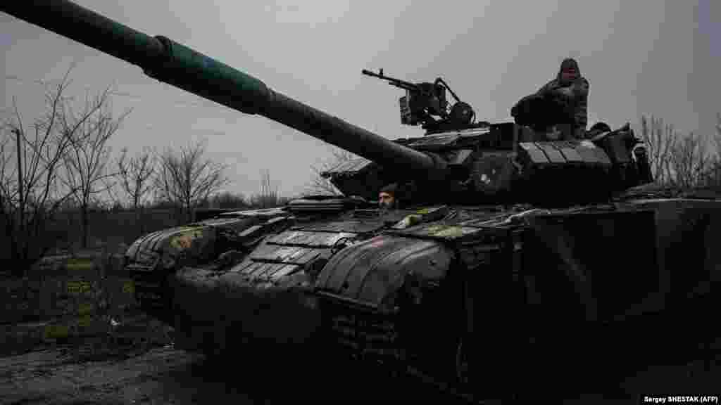 Украинската армия успява да снабдява войските си в обсадения Бахмут от близкия Часов Яр. Това се случва през т.нар. &quot;Път на живота&quot;, където изгорели превозни средства и кратери маркират калния и опустошен пейзаж. &quot;Ако отрежете [този път], всички в Бахмут са мъртви. Без каквото и да било доставки. Без боеприпаси. Без храна. Нищо. Ще бъдем напълно отрязани&quot;, коментира войник пред Франс прес, докато до него войници подреждат редици от току-що доставени снаряди.