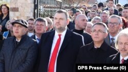 Делян Пеевски (с червената вратовръзка) и другии политици от ДПС на входа на възпоменателния комплекс Тюркян Чешма в област Кърджали. Всяка година там се отбелязва насилието срещу българските турци, извършено от комунистическия режим през 1984-1985 г.