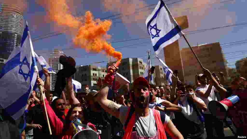 Ahogy az indulatok fokozódtak, előkerültek a pirotechnikai eszközök is