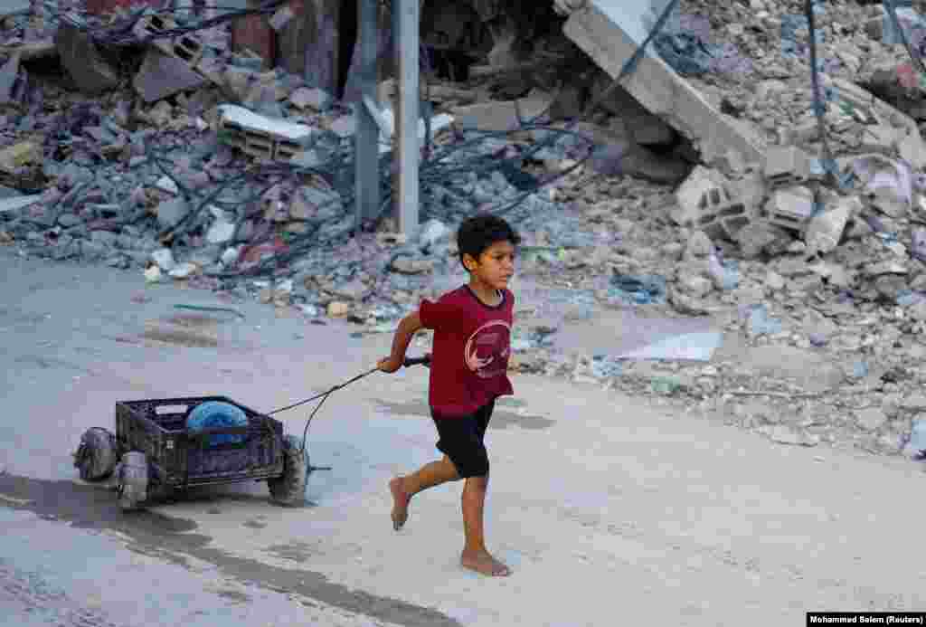 Palestinezët e zhvendosur po ikin nga Rafahu pasi forcat izraelite nisën një operacion tokësor dhe ajror në pjesën lindore të qytetit jugor të Gazës.