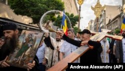 Fostul politician Gigi Becali stropind cu agheasmă, a doua zi, traseul marșului Pride de la București din 2023.