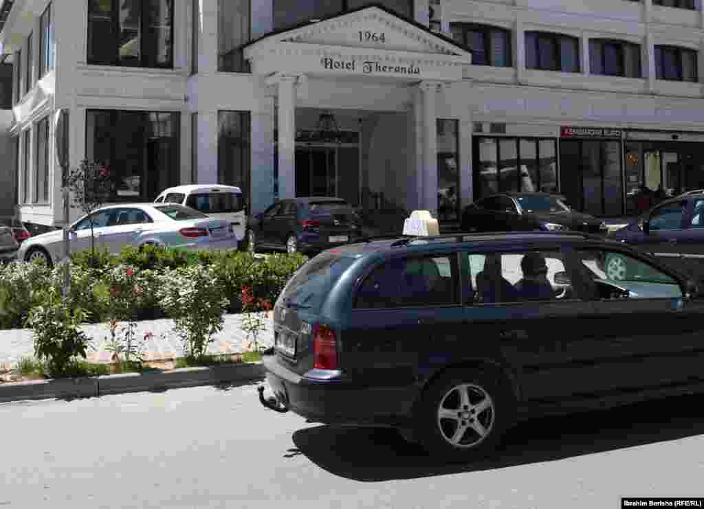 Prizren 15 qershor 1999: Një ushtar i Ushtrisë Çlirimtare të Kosovës kalon pranë një tanku gjerman më 15 qershor të vitit 1999. Trupat e UÇK-së marshuan në këtë qytet pas largimit të një konvoji të gjatë të civilëve dhe policëve serbë nga Prizreni. &nbsp; 6 qershor 2024: Njëzetepesë vjet pas kësaj dite, në të njëjtin vend shihet objekti i përfunduar i hotelit &ldquo;Theranda&rdquo;. 