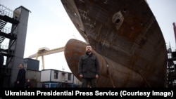 Володимир Зеленски по време на посещението му на корабостроителница в Истанбул, където се изгражда корветата „Хетман Иван Виховски“.