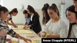 Srednja škola u Amberdu uspjela je da sama plaća za svoje potrebe proizvodnjom hrane. 