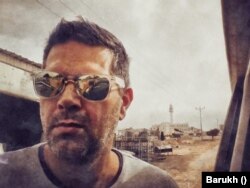 „Rólam is azt gondolták az emberek, hogy ez egy csodagyerek, hiszen 12 évesen milyen novellákat ír, és majd mi lesz belőle. Utána meg jött a nagy semmi. Az iskolarendszerben egy pillanat nem szólt arról, hogy ha valaki nem olyan, mint a többiek, az hogyan tud megélni”