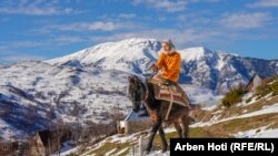 Shate Palinci, banore e fshatit Borje, mbi mushkën e saj.