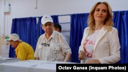 Secție de vot pentru alegerile locale și europarlamentare în București, 9 iunie 2024. Gabriela Firea, candidat PSD la Primăria Generală.