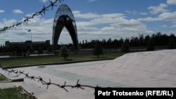 Memorijalni kompleks i muzej ALŽIR smješten je u selu Akmol, udaljenom oko 40 kilometara od Astane, glavnog grada Kazahstana. 