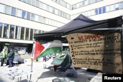 Студенти протестират пред университета в Хелзинки, Финландия, 8 май 2024 г.