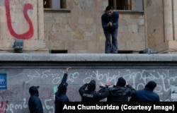 გიორგი მელიქიშვილი დაკავებამდე პოლიციას სთხოვდა, არ ჩამოეგდოთ შემაღლებული სივრციდან და დახმარებოდნენ უსაფრთხოდ ჩამოსვლაში