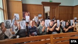 Близки на жертвата мълчаливо вдигнаха нейни снимки по време на пледоариите в петък.