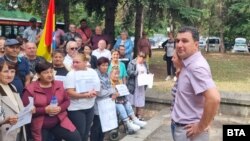 Валентин Димитров е кметът на Генерал Тошево. Той разговаря с хората, събрали се в негова защита. 