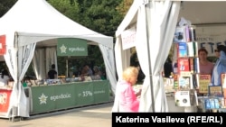 Щандът на издателство "Еделвайс" на Алеята на книгата в София.