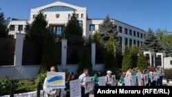 Jurnaliști moldoveni, protestând în fața Ambasadei Ruse de la Chișinău, 3 mai 2024.