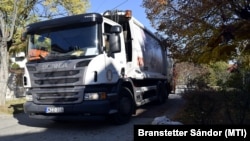 A BKM dolgozói zöldhulladékot szállítanak kukásautóval Budapesten 2021. november 9-én