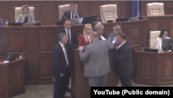 Deputații afiliați fugarului Șor au cerut demisia președintei Sandu în timp ce blocau tribuna Parlamentului.