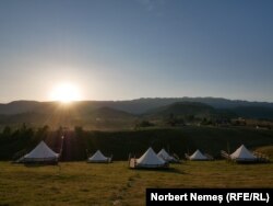 Corturile sunt disponibile din mai până în octombrie, iar bungalourile sunt disponibile, împreună cu restaurantul, pe tot timpul anului, alături de saună și de ciubăr.