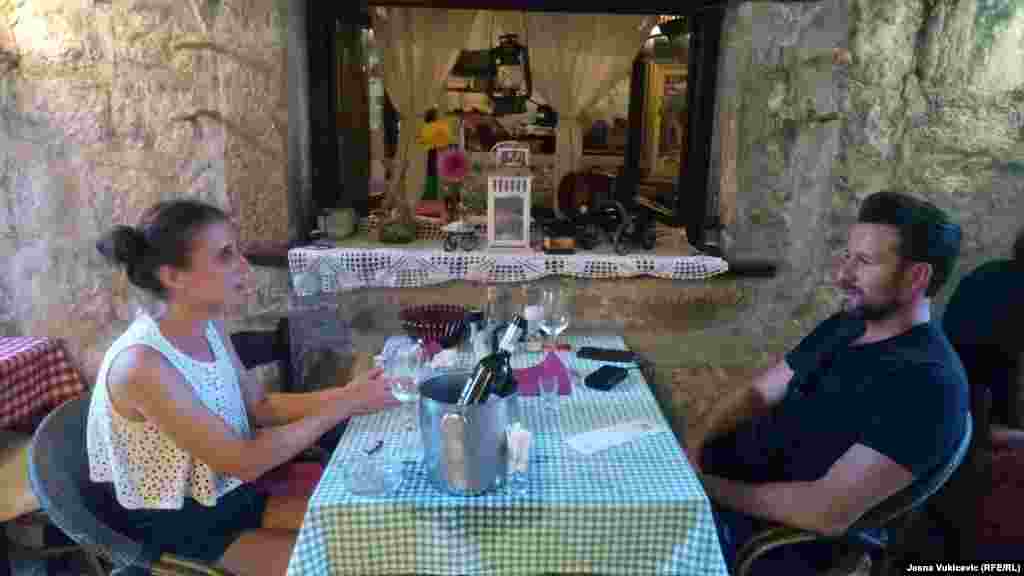 Danijel iz Španije, koji živi u Dubaiju, kaže da tokom odmora svakog dana on i prijateljica jedu ribu. Dolaze u mali restoran sa samo tri stola, i obično naručuju specijalitet kuće za dvije osobe: kilogram ribe od filea, gambora, lignji, rižota, mariniranih i slanih inćuna i dalmatinskog variva. Smatra da pedesetak eura za takvo zadovoljstvo nije skupo: &quot;Ne žalim da platim za kvalitetnu ribu i&nbsp; volim jednostavna, tradicionalna jela&quot;. &nbsp;