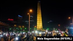 აქციის მონაწილეები გმირთა მემორიალთან