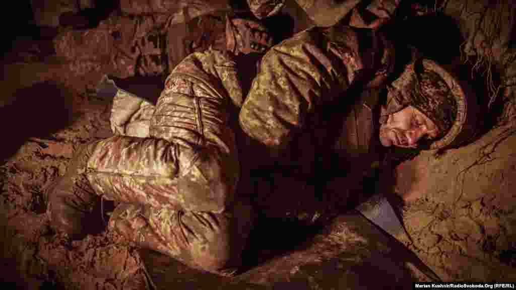A Szabad Európa tudósítója, Marian Kusnir január 25-én meglátogatta az ukrán csapatokat az északkelet-ukrajnai Kupjanszk közelében. A katonák a hideggel is küzdenek. A képen az egység egyik tagja pihen a lövések szünetében&nbsp;
