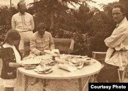 მარცხნიდან მარჯვნივ: სტალინის ქალიშვილი სვეტლანა, ი.სტალინი, ნ. ლაკობა. უკანა პლანზე ლ, ბერია. სტალინის აგარაკი, 1930-იანი წლების დასაწყისი