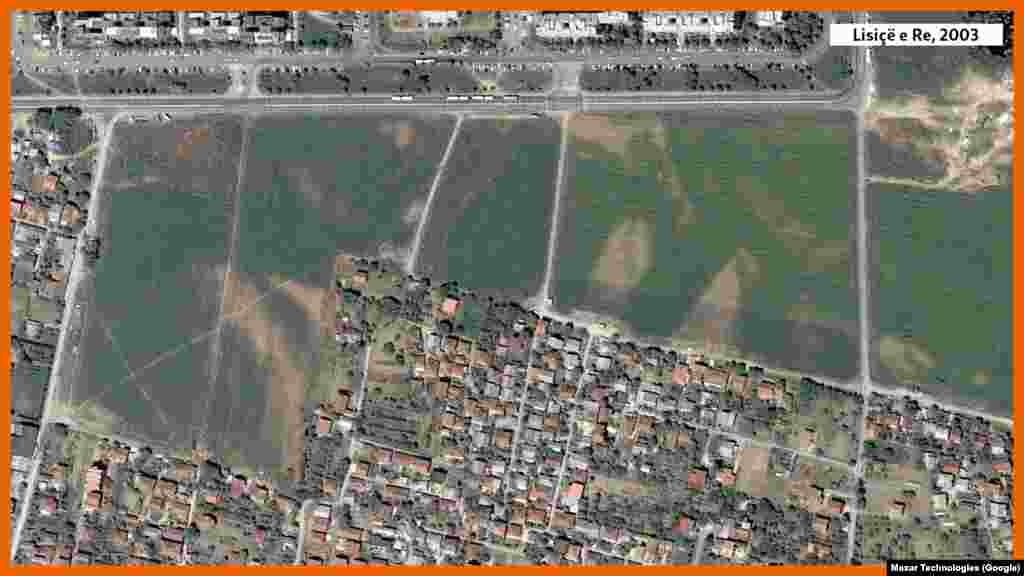 Vetë emri Lisiçë e Re flet për vendbanimin, i cili është duke u urbanizuar shumë kohëve të fundit. Nëse deri dy dekada më parë ishte ende e mundshme të shihej se zona e tokës së pazhvilluar dominonte në një prej fushave më pjellore në luginën e Shkupit, sot mund të shihet se si janë ngritur një mori ndërtesash atje.