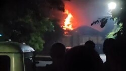 Një kishë duke u djegur pas një sulmi nga burra të armatosur në Makaçkala, Dagestan, Rusi, 23 qershor 2024.