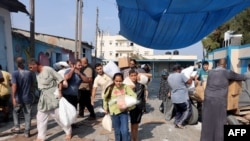 Mii de palestinieni au luat cu asalt depozitele ONU pentru a-şi procura minimul de alimente şi produse de igienă. Ordinea civilă obişnuită riscă să scape de sub control, sub imboldul atacurilor militare intensificate ale Israelului, subliniază agenţia. 