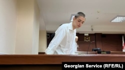გიორგი მელიქიშვილი სასამართლო დარბაზში სხდომის დაწყებამდე 
