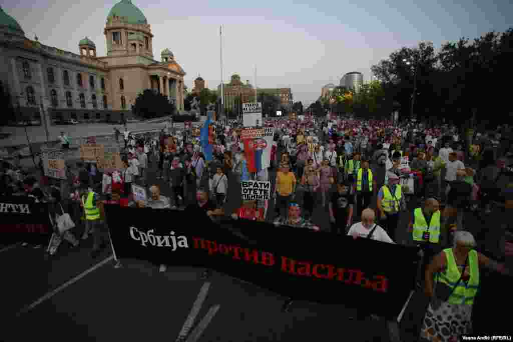 Učesnici protesta &quot;Srbija protiv nasilja&quot; okupili su se 26. avgusta po sedamnaesti put ispred Skupštine Srbije odakle su krenuli ka zgradi Radio televizije Srbije, a potom i do sedišta Regulatornog tela za elektronske medije. &nbsp;