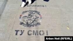 Një mesazh që mban nënshkrimin e "Brigadës së Veriut" e që thotë: “Mos u shqetësoni! Ne jemi këtu”. 