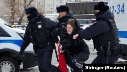 პოლიცია აკავებს მომიტინგეს ნავალნის ხსოვნისადმი მიძღვნილ აქციაზე. მოსკოვი, 2024 წლის 17 თებერვალი