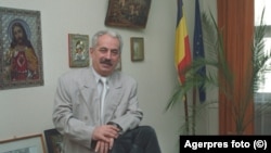 Radu Vasile a fost premierul României între 17 aprilie 1998 și 13 decembrie 1999. Era membru al Partidul Național Țărănesc Creștin Democrat (PNȚCD), care făcea parte din alianță politică și electorală Convenția Democrată Română (CDR).
