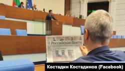 Лидерът на "Възраждане" Костадин Костадинов демонстративно държи вестник "Российская газета" в парламента, докато Никола Минчев от ПП-ДБ чете декларация по повод смъртта на Алексей Навални. 21 февруари 2024 г.