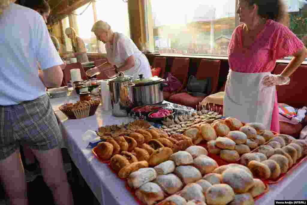 Na večeri su služeni ukrajinski specijaliteti, koje su pripremali članovi antiratne grupe &quot;Rusi, Ukrajinci, Belorusi i Srbi zajedno protiv rata&quot; (RUBS) sa prijateljima i saradnicima, a nastupila je i ukrajinska umetnica Ljana Odinec.
