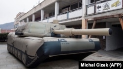 A cseh Inflatech cég által gyártott, az ellenfél megtévesztésére használt felfújható tank