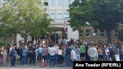 Skup podrške inspektorima Odeljenja za suzbijanje narkotika beogradske policije Dušanu Mitiću i Slobodanu Milenkoviću koji su otkrili plantažu marihuane na imanju "Jovanjica" ispred zgrade Specijalnog suda u Beogradu, 11. jul 2023.