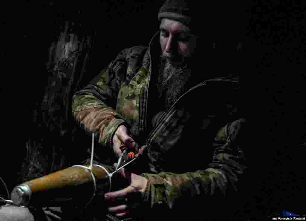 Përgatitja e eksplozivëve për një dron kamikaz FPV që do të hidhet mbi forcat ruse pranë qytetit të shkatërruar lindor të Bahmutit më 12 dhjetor 2023. Zyrtarët amerikanë vlerësojnë se forcat e armatosura të Ukrainës kanë humbur 10.000 dronë në muaj, kryesisht për shkak të bllokimit rus.