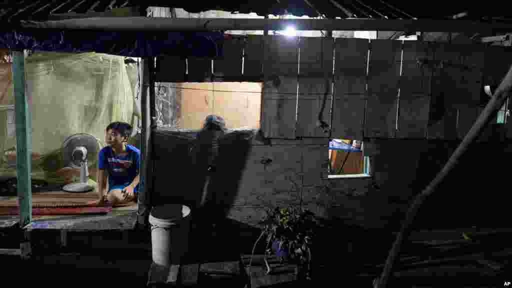 Az ENSZ 2022-ben kiadott, éghajlatváltozásról szóló jelentése arra figyelmeztetett, hogy az esős évszakban több árvíz, a száraz évszakban pedig aszály lesz. A talajvíz és az építési célú homok fenntarthatatlan kitermelése tovább rontja a helyzetet. A tengerszint emelkedése a déli partot sújtja, a Mekongon felfelé haladva gátak szegélyezik a folyót, így a deltában egyre nehezebb a gazdálkodás. A tizenhét milliós lakosságú régióban sokan a városokba mennek, ahol a gyári munkahelyek jobb fizetést ígérnek &nbsp;